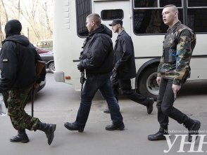 Вооруженных людей, которые избили киевлян, отпустили после переговоров с самообороной Майдана