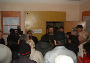 Возле Днепродзержинского военкомата митинговали жены и матери призывников