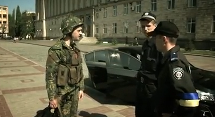 Украинский журналист показал как в одиночку захватить обладминистрацию Украинский журналист показал как в одиночку захватить обладминистрацию