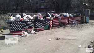 Жители Марий Эл раскрасили мусорные баки в цвета звездно-полосатого флага США (ФОТО)