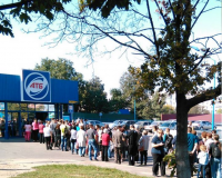 Обнищавшее население Украины выстраивается в очереди за продуктами