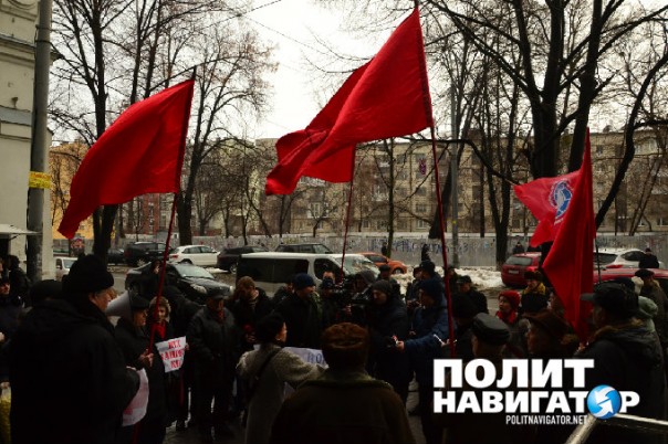 Под крики «Фашисты» в присутствии юристов из ЕС киевский судья взял самоотвод в деле о запрете КПУ