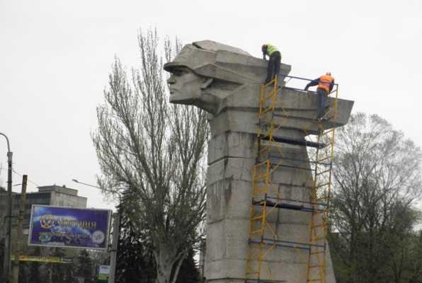 В Запорожье сносят одну из визитных карточек города — гигантский монумент комсомольцам-строителям ДнепроГЭС В Запорожье сносят одну из визитных карточек города — гигантский монумент комсомольцам-строителям ДнепроГЭС
