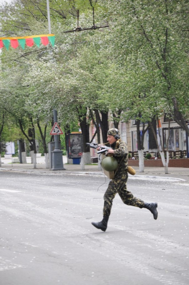 Мариуполь 9 Мая 2014 год Вся правда! Преступления террористов с евромайдана Мариуполь 9 Мая 2014 год Вся правда! Преступления террористов с евромайдана