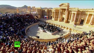 Валерий Гергиев выступает с симфоническим оркестром в Пальмире