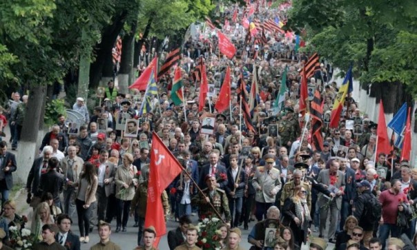 Вопреки НАТО и властям Молдовы впервые в Кишиневе состоялась грандиозная акция «Бессмертный полк» Вопреки НАТО и властям Молдовы впервые в Кишиневе состоялась грандиозная акция «Бессмертный полк»
