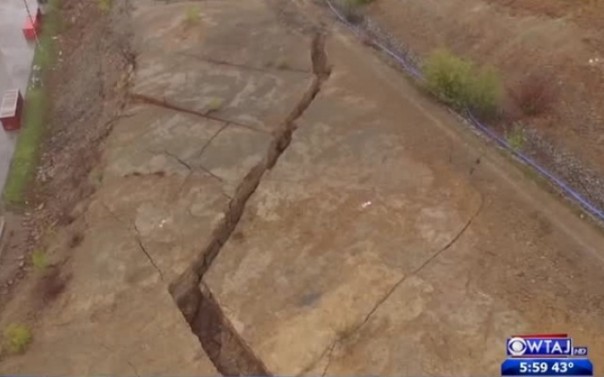 В США в штате Юта образовалась гигантская трещина в земной коре В США в штате Юта образовалась гигантская трещина в земной коре