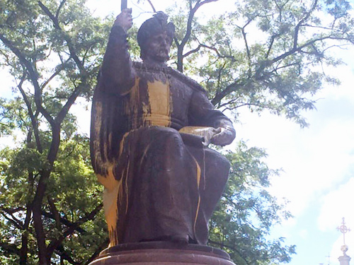 В Полтаве облили краской памятник Мазепе 