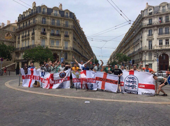 #МарсельНАШ. 250 российских фанатов разогнали целую площадь поющих англичан #МарсельНАШ. 250 российских фанатов разогнали целую площадь поющих англичан