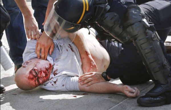 #МарсельНАШ. 250 российских фанатов разогнали целую площадь поющих англичан #МарсельНАШ. 250 российских фанатов разогнали целую площадь поющих англичан