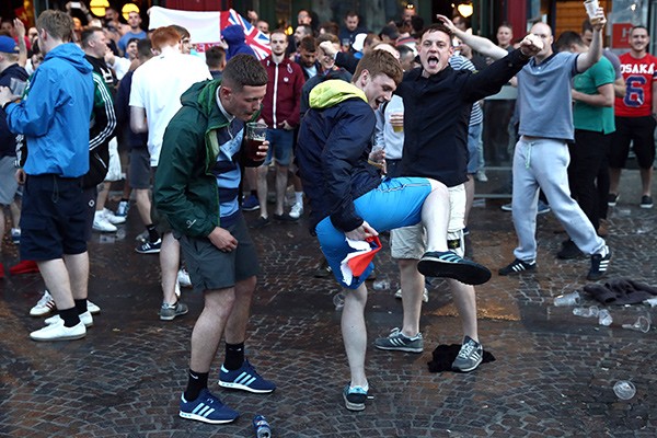 Английские футбольные болельщики вновь провоцируют беспорядки Английские футбольные болельщики вновь провоцируют беспорядки