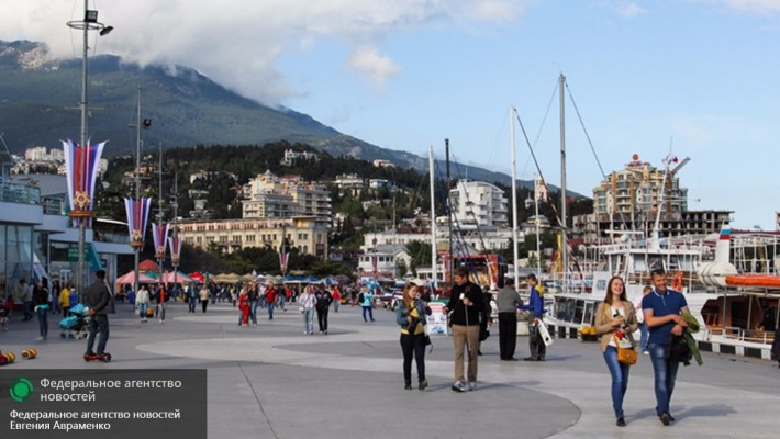Бандеровцы и холера изгнали туристов с украинских курортов в Крым Бандеровцы и холера изгнали туристов с украинских курортов в Крым