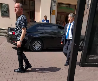 Экс-чиновник мэрии Москвы избил девушку на Арбате, снимавшую на телефон, хамское поведение водителя БМВ в пешеходной зоне 