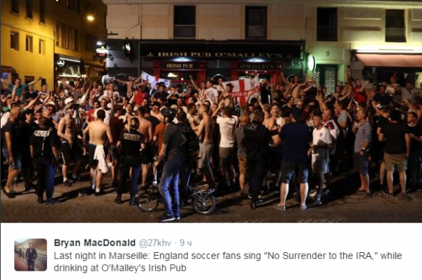 #МарсельНАШ. 250 российских фанатов разогнали целую площадь поющих англичан #МарсельНАШ. 250 российских фанатов разогнали целую площадь поющих англичан