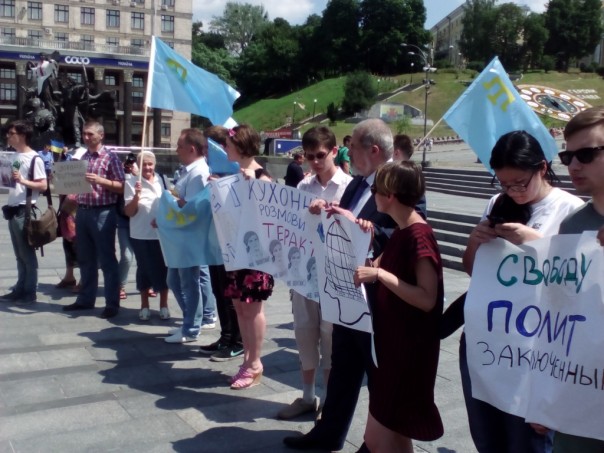 Меджлис опозорился на татарском Майдане в Киеве