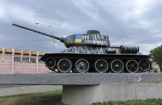 В Киеве вандалы осквернили памятник советским воинам-танкистам