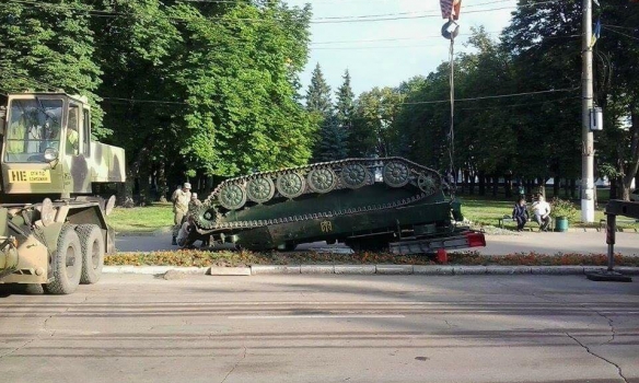В Конотопе посреди улицы перевернулся гусеничный зенитно-ракетный комплекс