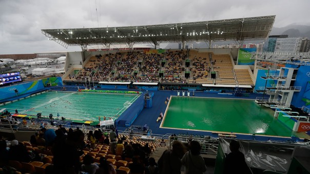 Олимпиада в Рио: В бассейне зацвела вода, окрасившись в зелёный цвет