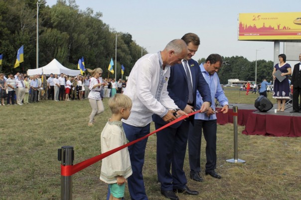 Под Борисполем появилась МЕГАПЭРЭМОГА из мраморной крошки на зависть всем ватникам Под Борисполем появилась МЕГАПЭРЭМОГА из мраморной крошки на зависть всем ватникам