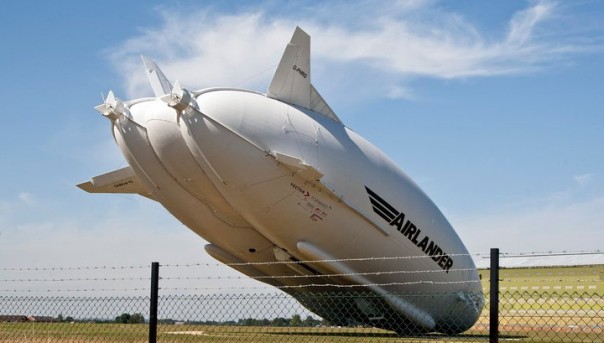 Самое большое воздушное судно в мире: Гигантский дирижабль Airlander 10 разбился во время тестового полета. Видео