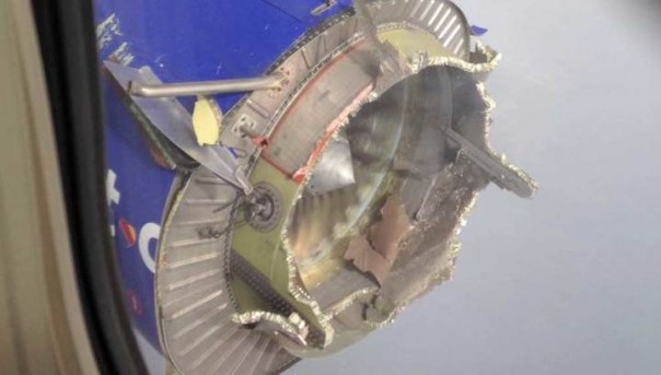 США: самолет со 104 пассажирами развалился в воздухе после взрыва двигателя