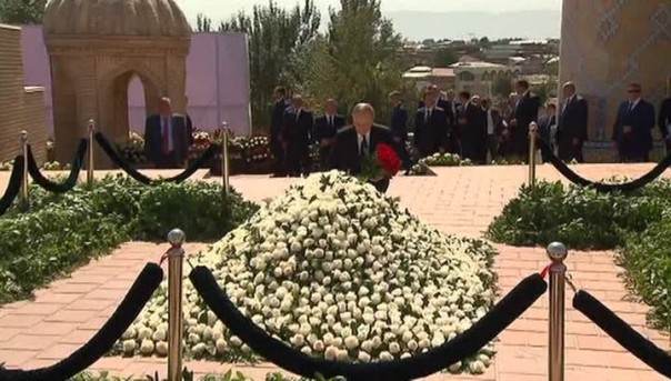 Путин возложил цветы на могилу Каримова