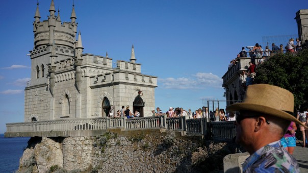 В ожидании взрыва пуканов в Киеве: В Крым прибыла первая официальная группа китайских туристов