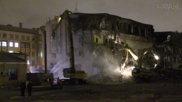 Внезапное обрушение этажа привело к срочному сносу всего здания в Петербурге. Внезапное обрушение этажа привело к срочному сносу всего здания в Петербурге.