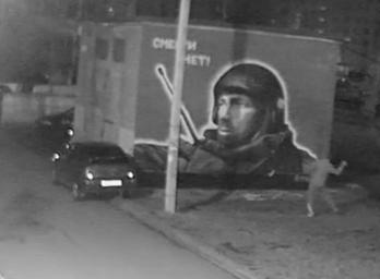 В Петербурге украинствующий подонок испортил граффити-портрет Моторолы