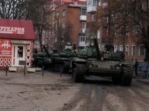 Колонна танков прошла через райцентр на Прикарпатье в неизвестном направлении Колонна танков прошла через райцентр на Прикарпатье в неизвестном направлении