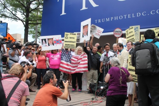 МИД Турции: в США из-за митингов против Трампа опасно для туристов