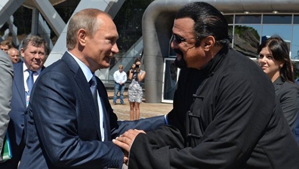 Путин вручил российский паспорт Стивену Сигалу