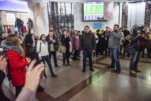 На ж/д вокзале Одессы спели песню из фильма «В бой идут одни «старики»