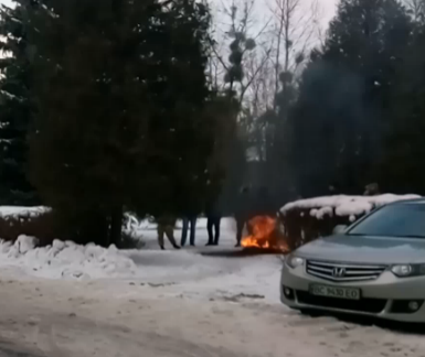 Во Львове «активисты» жгли шины возле российского банка