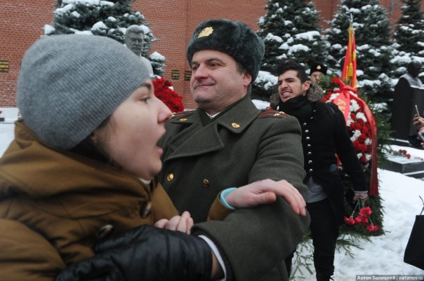 В Москве с криками «Гори в аду!» «православные» подрались с коммунистами у могилы Сталина В Москве с криками «Гори в аду!» «православные» подрались с коммунистами у могилы Сталина