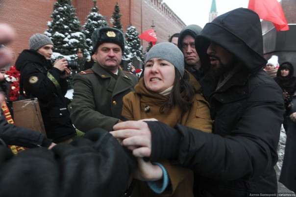 В Москве с криками «Гори в аду!» «православные» подрались с коммунистами у могилы Сталина В Москве с криками «Гори в аду!» «православные» подрались с коммунистами у могилы Сталина