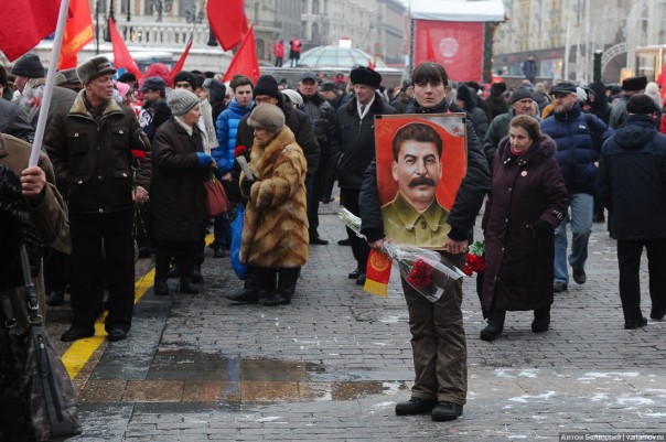 В Москве с криками «Гори в аду!» «православные» подрались с коммунистами у могилы Сталина В Москве с криками «Гори в аду!» «православные» подрались с коммунистами у могилы Сталина