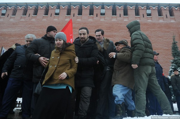 В Москве с криками «Гори в аду!» «православные» подрались с коммунистами у могилы Сталина В Москве с криками «Гори в аду!» «православные» подрались с коммунистами у могилы Сталина