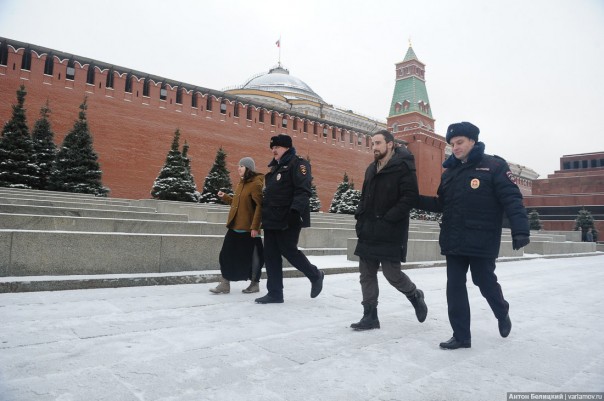 В Москве с криками «Гори в аду!» «православные» подрались с коммунистами у могилы Сталина В Москве с криками «Гори в аду!» «православные» подрались с коммунистами у могилы Сталина