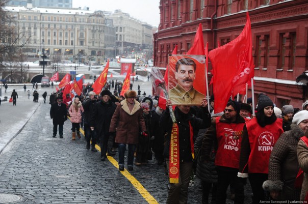 В Москве с криками «Гори в аду!» «православные» подрались с коммунистами у могилы Сталина В Москве с криками «Гори в аду!» «православные» подрались с коммунистами у могилы Сталина