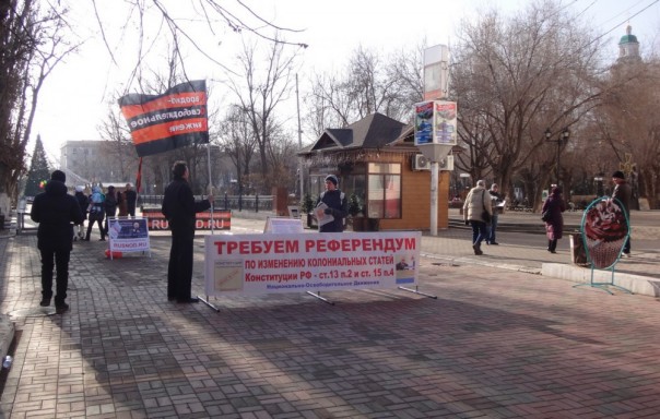 На пикет в поддержку Путина в Астрахани вышло всего пять человек. На пикет в поддержку Путина в Астрахани вышло всего пять человек.