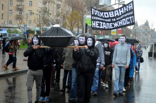 В Киеве появились люди, готовые устроить «похороны украинского суверенитета» В Киеве появились люди, готовые устроить «похороны украинского суверенитета»
