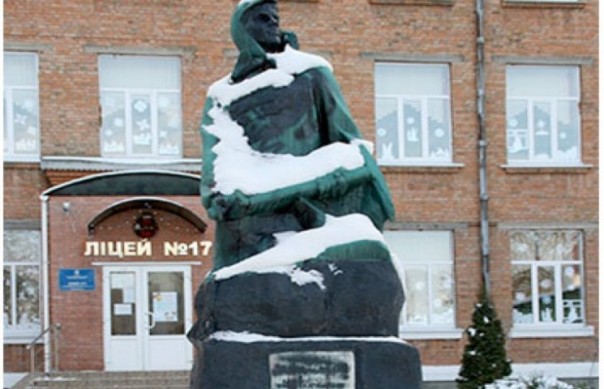 В Хмельницком снесли памятник автору Павки Корчагина — писателю Островскому В Хмельницком снесли памятник автору Павки Корчагина — писателю Островскому