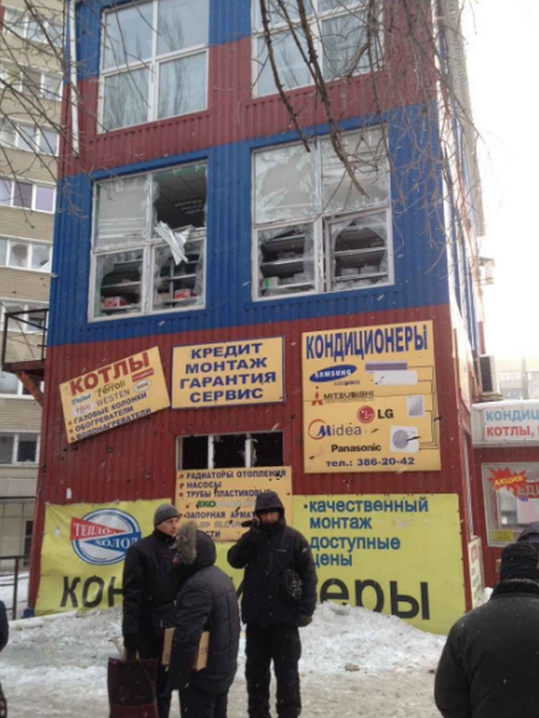 Последствия обстрела Киевского района, Калининского района, рынка в р-не ж/д вокзал Донецка, Горловки в ночь на 3 февраля (Много фото, видео) Последствия обстрела Киевского района, Калининского района, рынка в р-не ж/д вокзал Донецка, Горловки в ночь на 3 февраля (Много фото, видео)