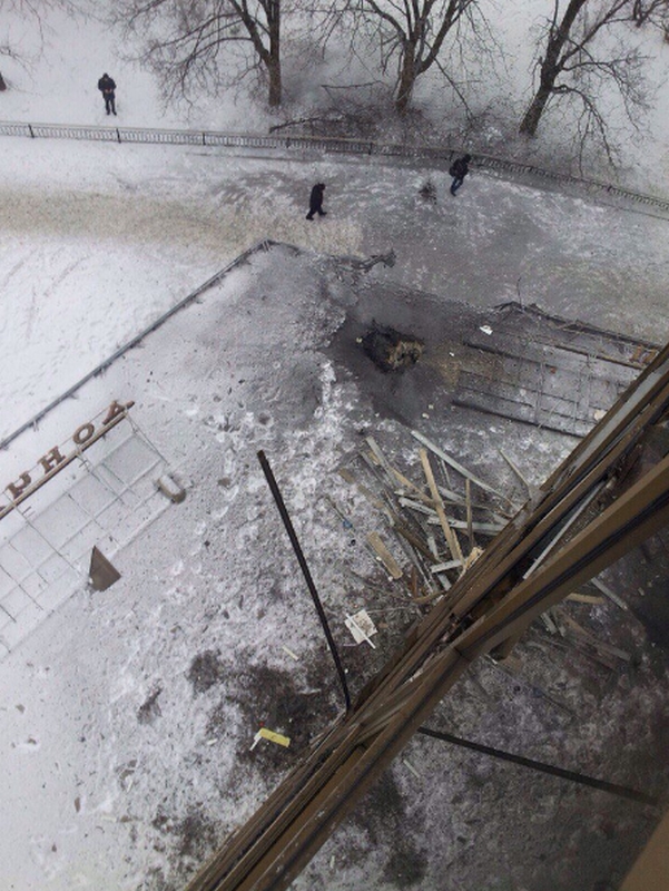 Последствия обстрела Киевского района, Калининского района, рынка в р-не ж/д вокзал Донецка, Горловки в ночь на 3 февраля (Много фото, видео) Последствия обстрела Киевского района, Калининского района, рынка в р-не ж/д вокзал Донецка, Горловки в ночь на 3 февраля (Много фото, видео)