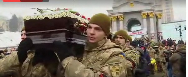 По Крещатику опять гробы таскают