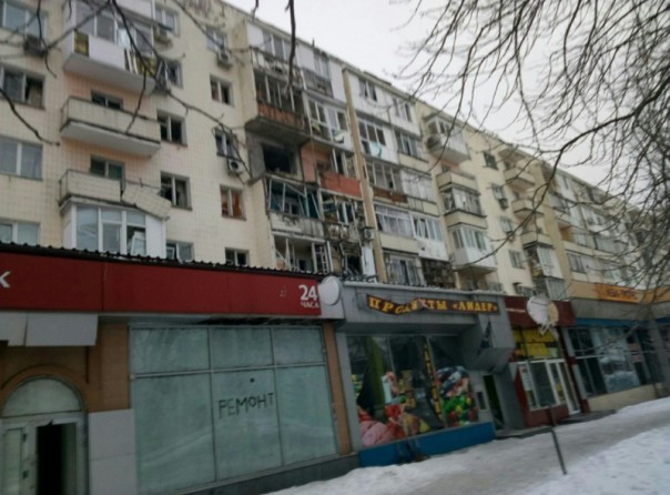 Последствия обстрела Киевского района, Калининского района, рынка в р-не ж/д вокзал Донецка, Горловки в ночь на 3 февраля (Много фото, видео) Последствия обстрела Киевского района, Калининского района, рынка в р-не ж/д вокзал Донецка, Горловки в ночь на 3 февраля (Много фото, видео)