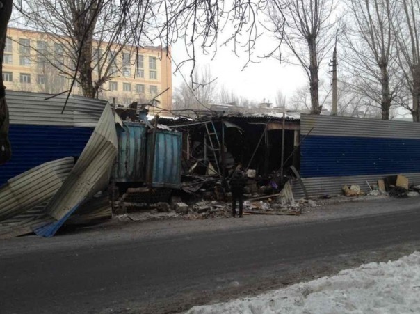 Последствия обстрела Киевского района, Калининского района, рынка в р-не ж/д вокзал Донецка, Горловки в ночь на 3 февраля (Много фото, видео) Последствия обстрела Киевского района, Калининского района, рынка в р-не ж/д вокзал Донецка, Горловки в ночь на 3 февраля (Много фото, видео)