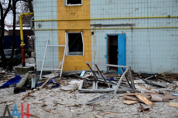 Последствия обстрела Киевского района, Калининского района, рынка в р-не ж/д вокзал Донецка, Горловки в ночь на 3 февраля (Много фото, видео) Последствия обстрела Киевского района, Калининского района, рынка в р-не ж/д вокзал Донецка, Горловки в ночь на 3 февраля (Много фото, видео)