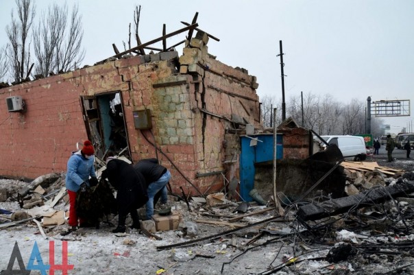 Последствия обстрела Киевского района, Калининского района, рынка в р-не ж/д вокзал Донецка, Горловки в ночь на 3 февраля (Много фото, видео) Последствия обстрела Киевского района, Калининского района, рынка в р-не ж/д вокзал Донецка, Горловки в ночь на 3 февраля (Много фото, видео)